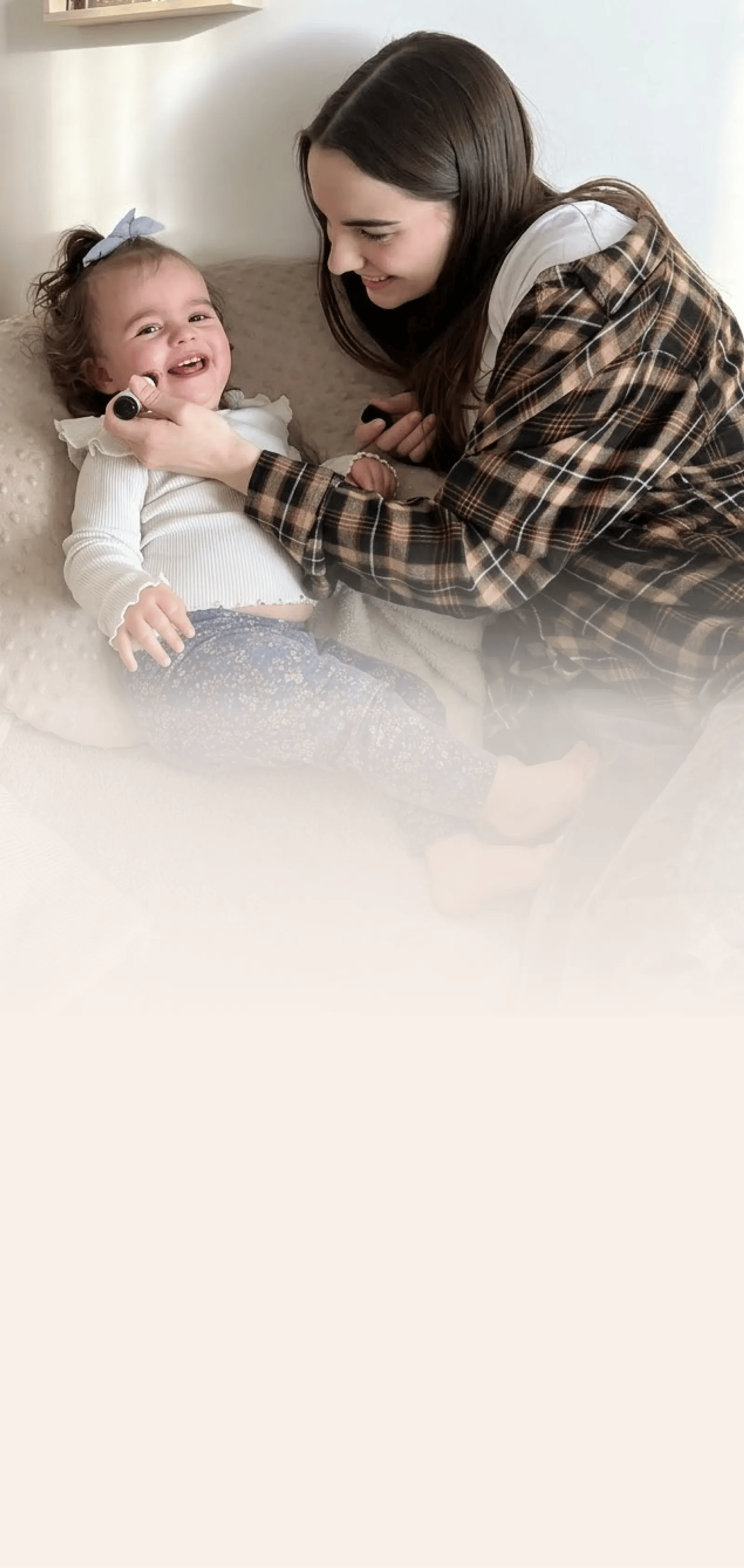Maman appliquant Obriva sur son bébé
